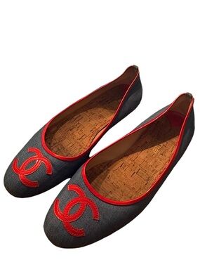 CHANEL Blue Denim/Red Patent
Leather CC Ballet Flats Size 40